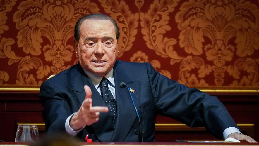 Silvio Berlusconi, le magnat des médias qui a dirigé l’Italie durant neuf ans, est mort à 86 ans des suites d’une leucémie, selon son entourage.