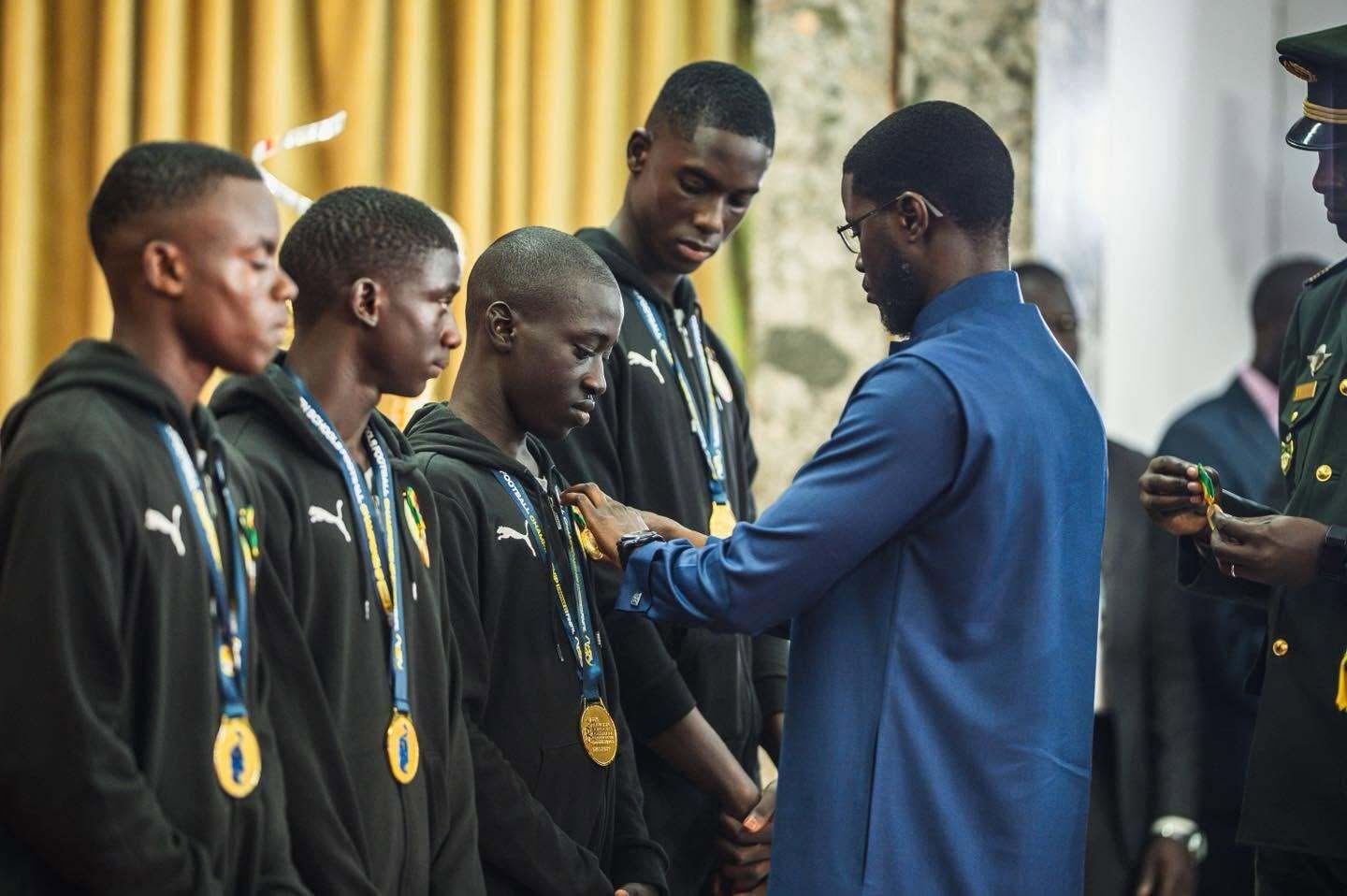 LE PRÉSIDENT DE LA RÉPUBLIQUE HONORE LES SÉLECTIONS U15 ET U17 ET ENCOURAGE LA DOUBLE EXCELLENCE SPORTIVE ET ACADÉMIQUE